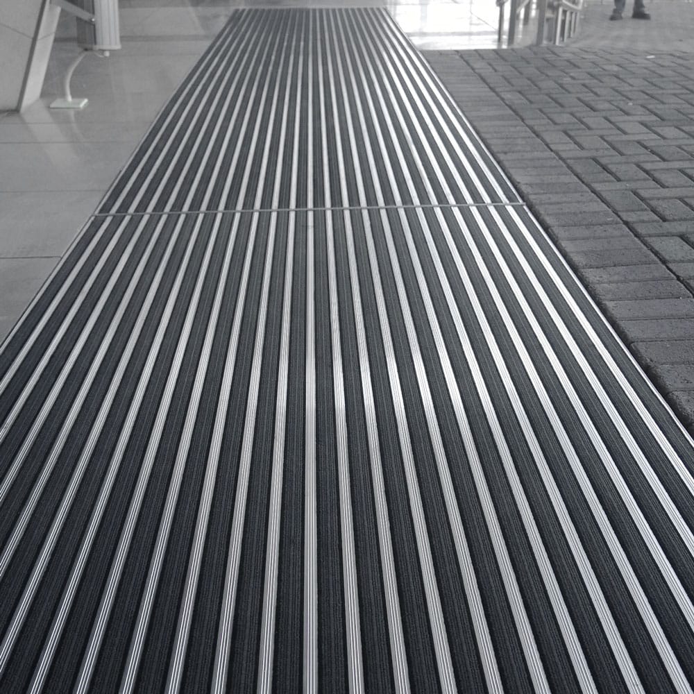 Wall protection aluminium retainer